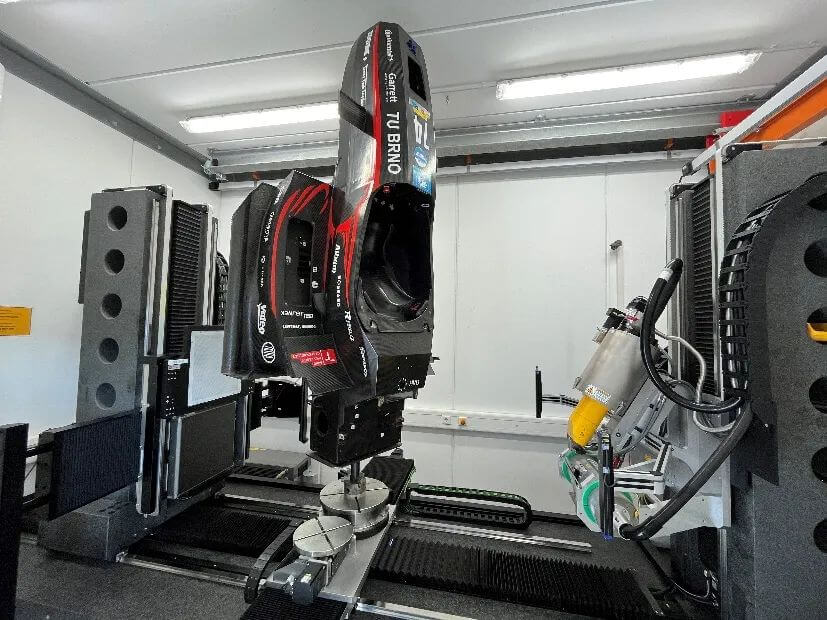 Phoenix V|tome|x L450高壓CT系統(tǒng)，正在掃描一個(gè)賽車組件，用于生成高分辨率3D圖像數(shù)據(jù)