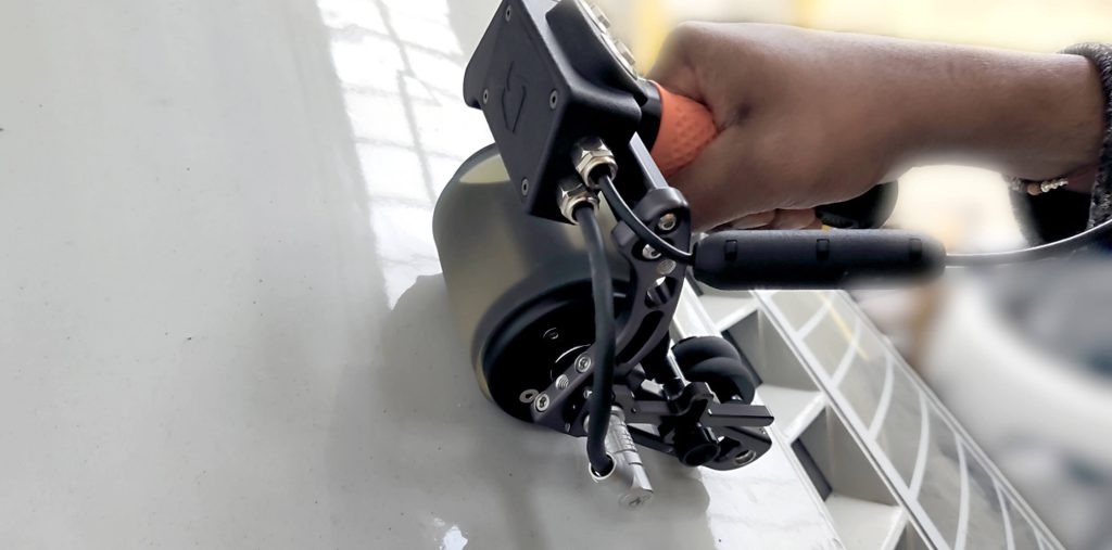 圖示為便攜式超聲檢測設備，適用于航空航天等復雜曲面結構的無損檢測，集成相控陣技術，實現(xiàn)輕便化、高精度、多功能一體化現(xiàn)場檢測