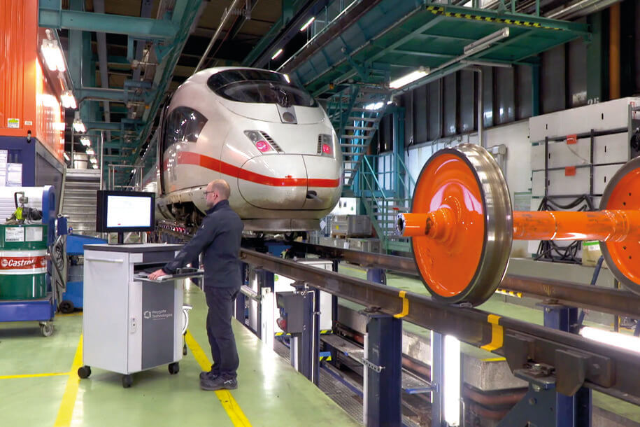 圖示為高鐵輪對超聲檢測現(xiàn)場，采用自動化NDT系統(tǒng)，實現(xiàn)在線無拆卸檢測，提升鐵路運行安全性與檢修效率，符合高速鐵路檢測標準