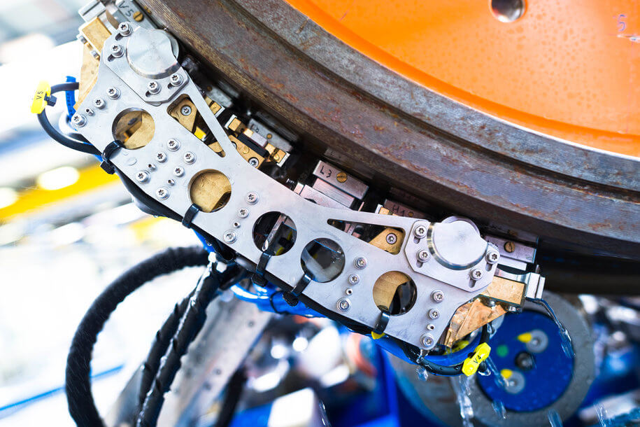 圖中為安裝在鐵路輪緣上的相控陣超聲檢測探頭陣列，支持自動供水與多角度聲束發(fā)射，保障鐵路運行安全，適用于高頻高載檢測環(huán)境