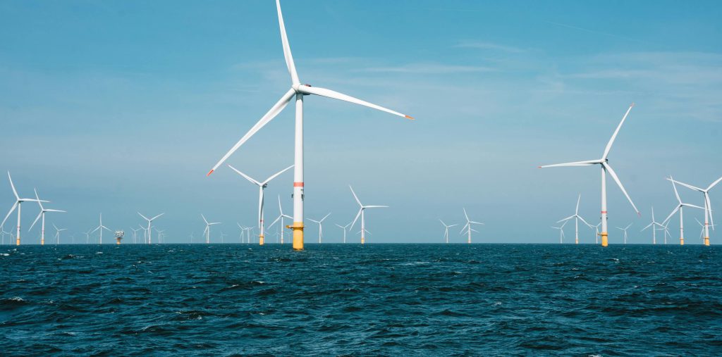 海上風電場景觀，成排風力發(fā)電機矗立于海面，用于可再生能源發(fā)電與綠色能源轉型，是風能發(fā)電和碳中和的重要組成部分。