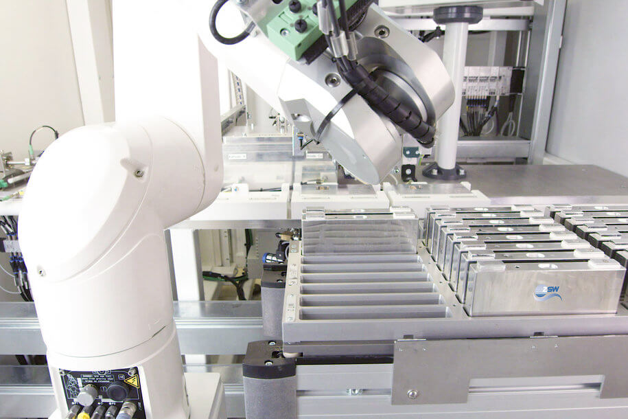 自動化機(jī)器人系統(tǒng)在電動汽車電池生產(chǎn)線上進(jìn)行X射線檢測作業(yè)，提高鋰電池制造過程中的智能化與無損檢測效率。