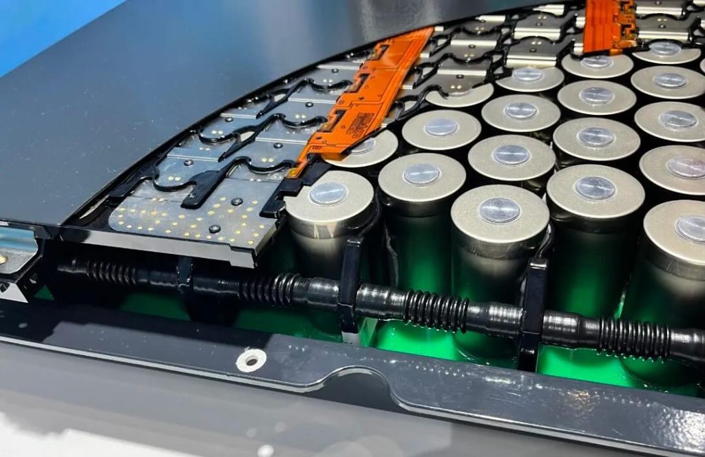 46系大圓柱動(dòng)力電池模組結(jié)構(gòu)展示，電芯排列整齊，展示高能量密度與模塊化設(shè)計(jì)。