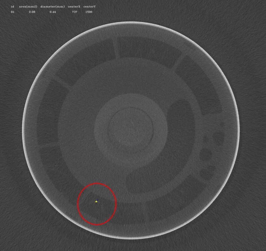 大圓柱電池CT橫截面成像圖，標(biāo)注檢測出的內(nèi)部雜質(zhì)與缺陷位置，用于自動(dòng)缺陷識(shí)別驗(yàn)證