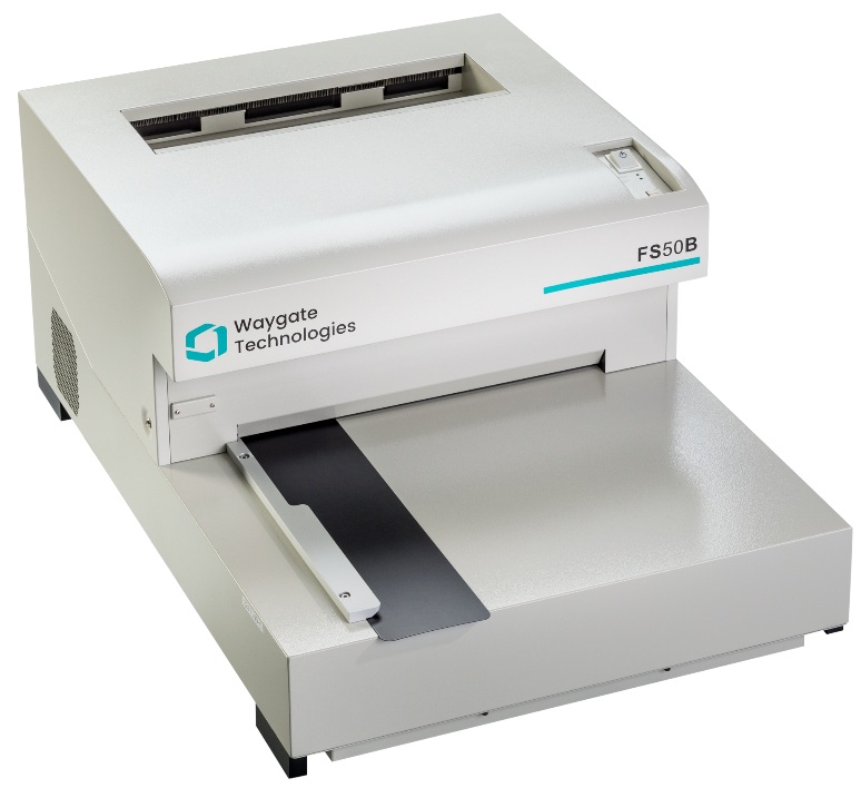 Waygate Technologies FS50B 激光膠片掃描儀實(shí)物圖，展示設(shè)備外觀與膠片進(jìn)片通道結(jié)構(gòu)。