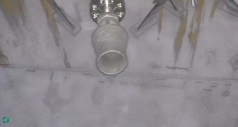 儲罐內部管道檢測圖 | 顯示儲罐頂部管件與焊縫細節(jié)的遠程視覺檢測畫面