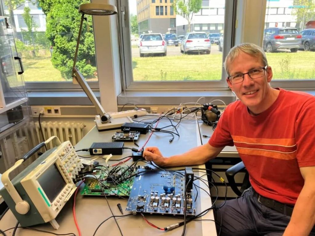 貝克休斯Waygate Technologies工程師在實驗室測試超聲無損檢測設備電路板，展示Krautkr?mer USM100探傷儀的電子設計與創(chuàng)新研發(fā)過程。