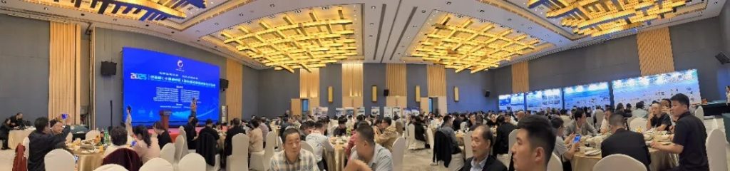 泛西部無損檢測技術(shù)交流會會議現(xiàn)場全景圖，會議大廳內(nèi)坐滿參會人員，前方為大會舞臺與大屏幕，氣氛熱烈。