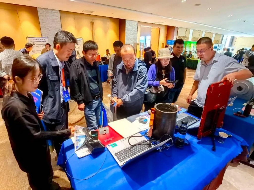 展會現(xiàn)場觀眾圍觀Waygate Technologies展臺，技術(shù)人員講解DXR Flex探測器的性能與應(yīng)用，氣氛互動積極。