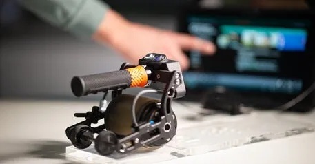 自動化超聲檢測掃描器正在進行腐蝕檢測與壁厚測量，支持工業(yè)設(shè)備與管道的無損檢測