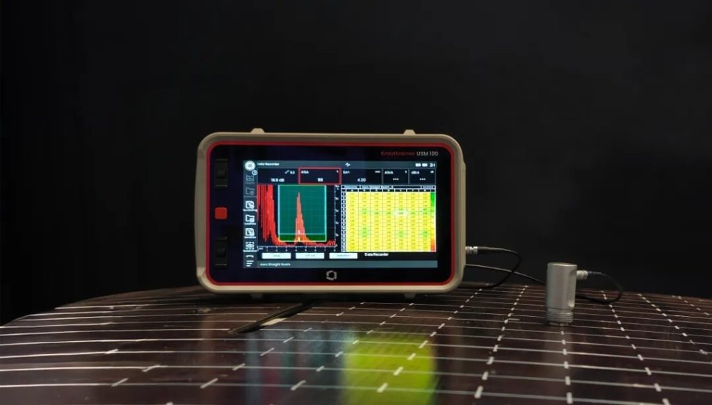 Krautkr?mer USM100 便攜式超聲波檢測設(shè)備，航空航天無損檢測應(yīng)用界面展示，適用于飛機(jī)結(jié)構(gòu)檢測與質(zhì)量控制